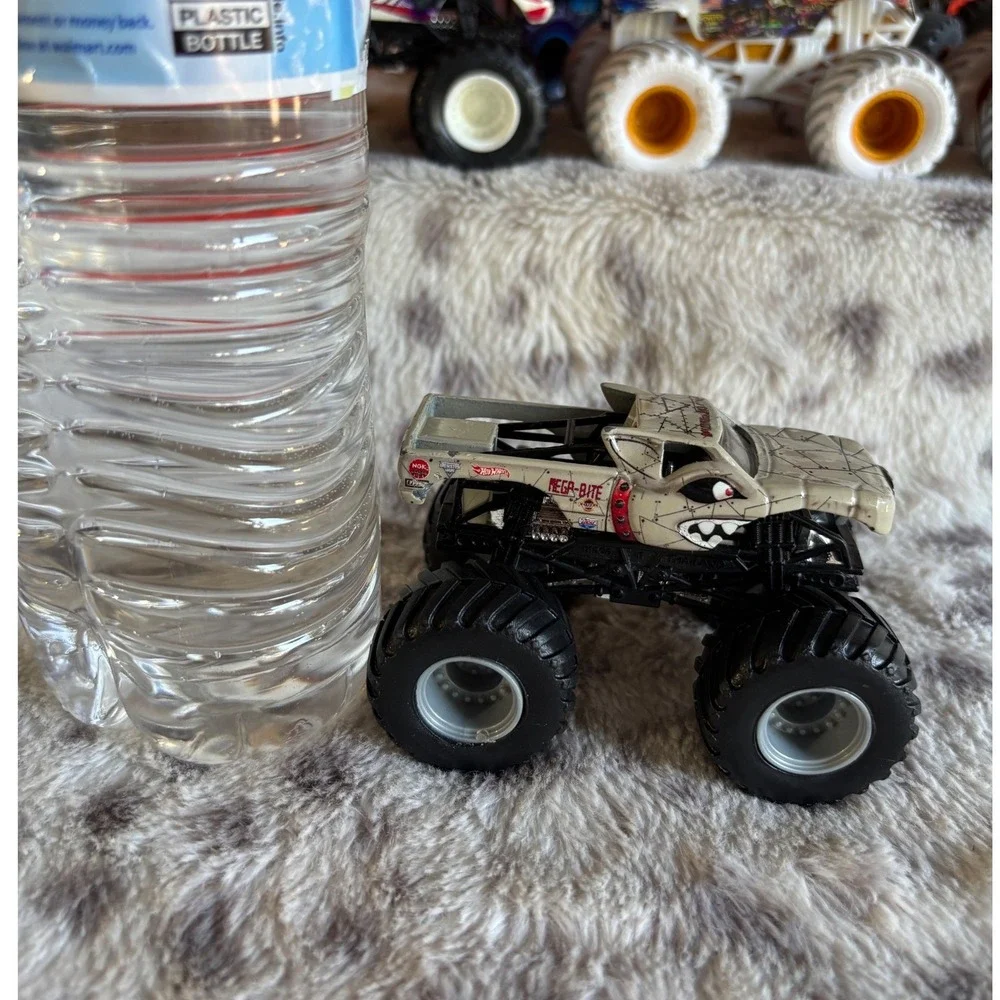 Hot Wheels Monster Jam Mega-Bite Monster Truck 1:64 Die-Cast Tan Shark Mouth